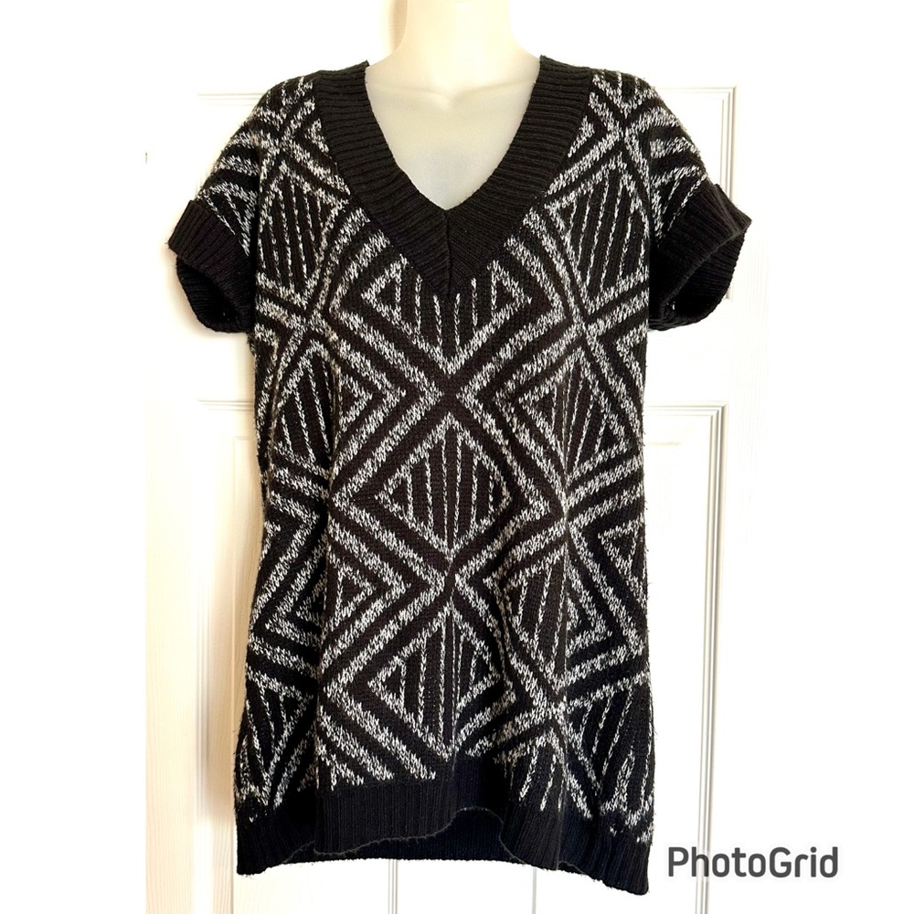 Alfani Black and White Knit V-Neck Sweater Short Sleeve Tunic